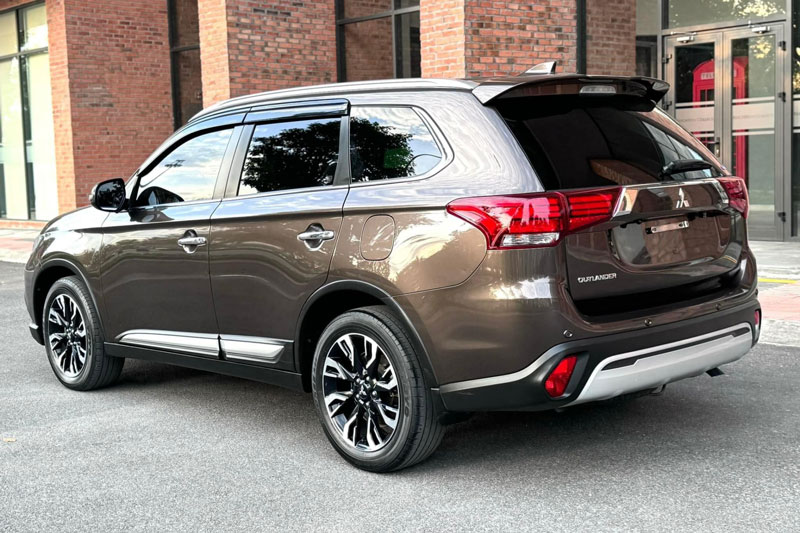 Lăn bánh 4 vạn km, Mitsubishi Outlander Premium rao bán ngang xe hạng B