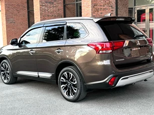 Lăn bánh 4 vạn km, Mitsubishi Outlander Premium rao bán ngang xe hạng B