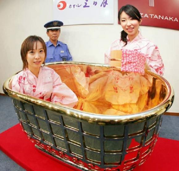 Cận cảnh bồn tắm bằng vàng nặng nhất thế giới, phí tắm có giá hơn 1 triệu mỗi giờ
