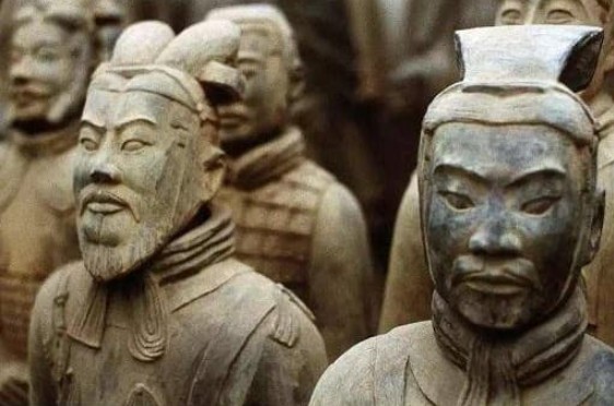 Đội quân đất nung ở lăng mộ Tần Thủy Hoàng có thực sự được tạo ra từ cơ thể người sống? Sau khi một chiến binh đất nung bị nứt ra, bí ẩn đã được giải đáp