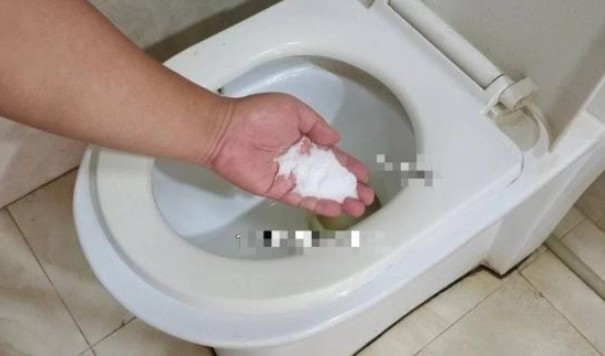 Đặt một nắm muối ăn trong phòng tắm có thể giúp bạn tiết kiệm rất nhiều tiền, xem xong bài viết này hãy thử ngay