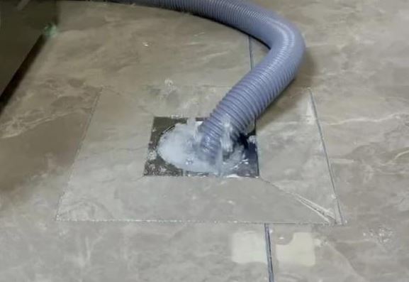 Đừng bao giờ nhét ống thoát nước của máy giặt vào ống thoát sàn, thật thông minh khi làm theo những gì thợ bảo!