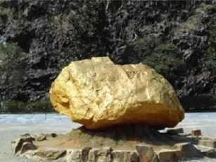 Khối quặng vàng 1000 năm tuổi nặng 45 tấn, trị giá hơn 43 nghìn tỷ, vì sao 'vứt' bên đường mà không ai trộm?