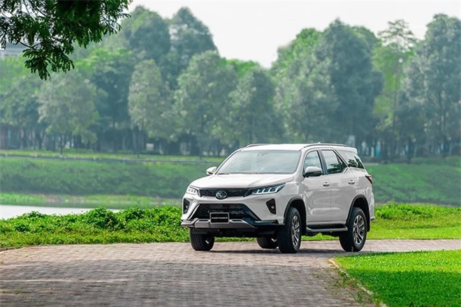 Giá xe Toyota Fortuner lăn bánh tháng 11/2024: Phản công Ford Everest và Santa Fe nhờ ưu đãi khủng ảnh 1