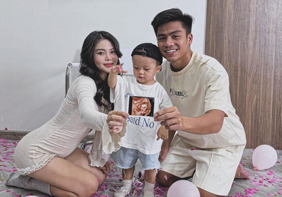 Bà xã doanh nhân tặng quà khủng cho tiền vệ điển trai U22 Việt Nam