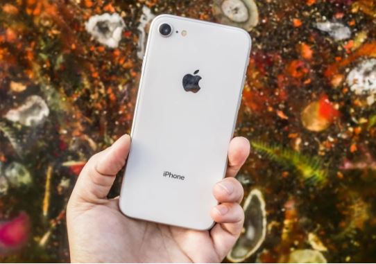 Vua iPhone nhỏ gọn một thời iPhone 8 vẫn có hàng, giá rẻ như cho tháng 11, thua iPhone SE 3 chút ít