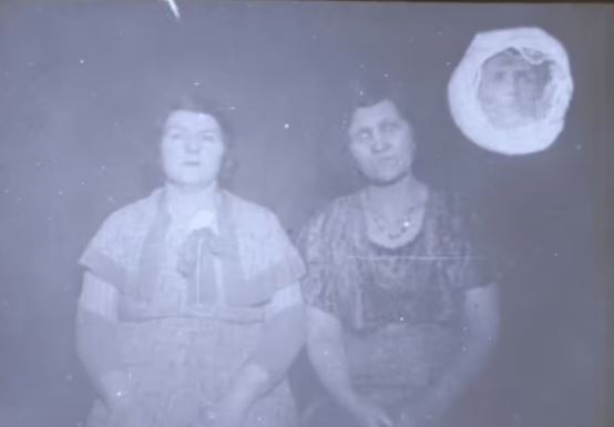 Những bức ảnh rùng rợn từ 100 năm trước có thể là bằng chứng cho thấy ma thực sự đã được chụp ảnh