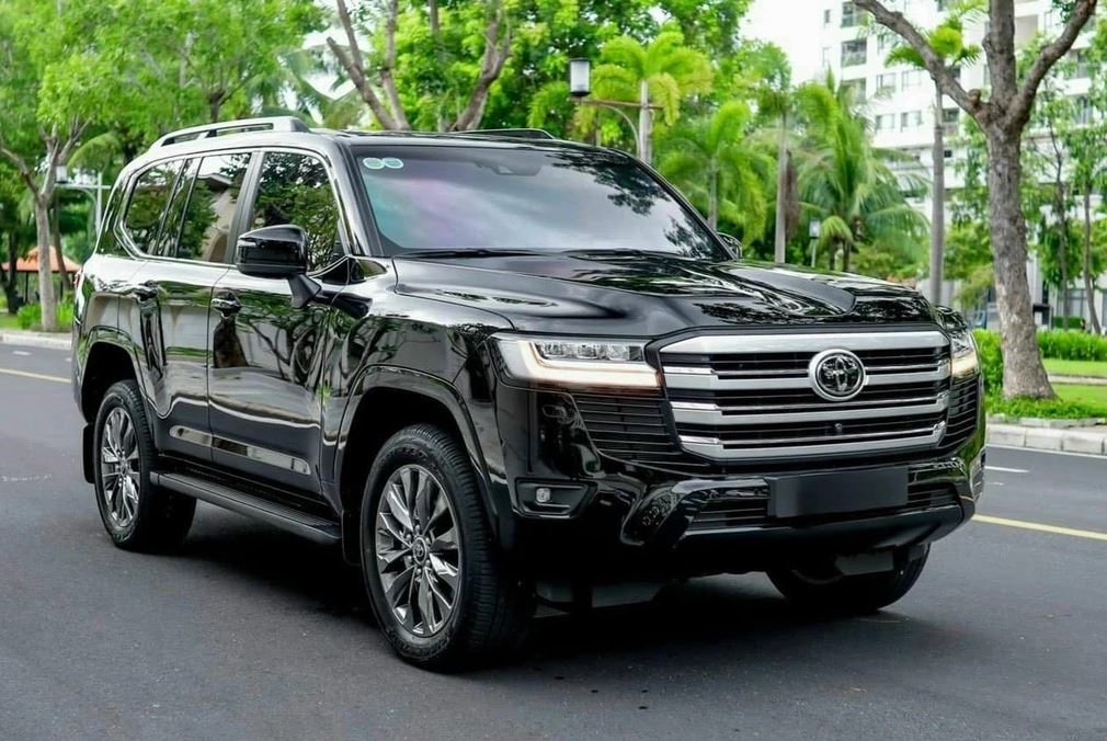 Lăn bánh 3 năm, SUV chủ tịch Toyota Land Cruiser rao bán đắt hơn cả xe mới