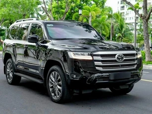 Lăn bánh 3 năm, SUV chủ tịch Toyota Land Cruiser rao bán đắt hơn cả xe mới