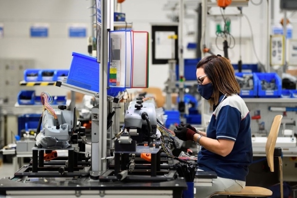 Kinh tế tăng trưởng mạnh nhưng thủ tục hành chính vẫn là rào cản
