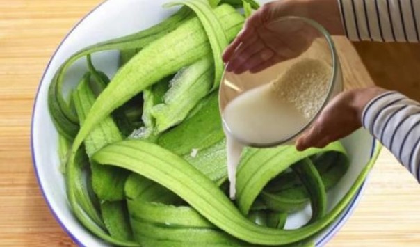 Vỏ mướp rất hữu ích đấy, đừng vứt đi! Ngâm với nước vo gạo sẽ đem đến tác dụng bất ngờ, nhà nào cũng cần