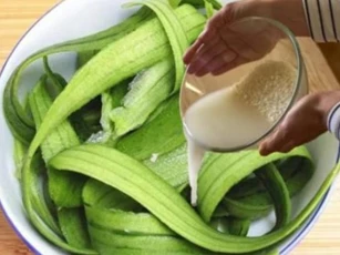 Vỏ mướp rất hữu ích đấy, đừng vứt đi! Ngâm với nước vo gạo sẽ đem đến tác dụng bất ngờ, nhà nào cũng cần