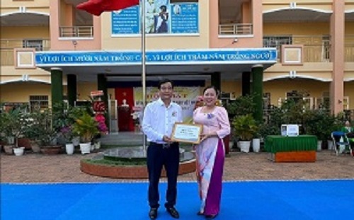 Tạp chí Doanh Nghiệp Việt Nam khu vực miền Tây trao quà hỗ trợ học sinh có hoàn cảnh khó khăn