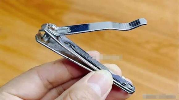 'Lỗ tròn nhỏ' ở cuối chiếc bấm móng tay ẩn chứa một chức năng, thật tiếc nếu không sử dụng