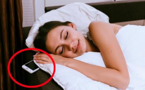 Đặt điện thoại ở đầu giường khi ngủ có tác hại gì cho não?