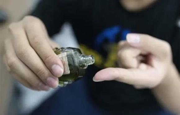 Chẳng may bị dính keo 502, nhỏ vài giọt này vào giải quyết ngay trong tích tắc