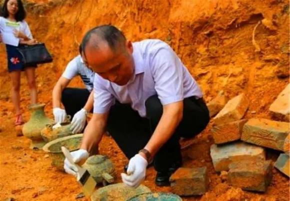 Vô tình đào phải ngôi mộ nghìn năm tuổi, các chuyên gia phát hiện một người đàn ông đang ‘ngủ’ trên đống vàng