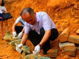 Vô tình đào phải ngôi mộ nghìn năm tuổi, các chuyên gia phát hiện một người đàn ông đang ‘ngủ’ trên đống vàng
