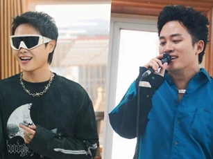 Tăng Duy Tân 'xin' Tùng Dương giơ micro ra xa khi hát chung