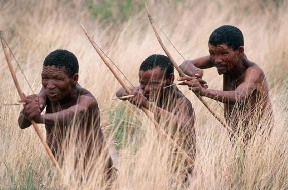 Bộ lạc nguyên thủy mạnh nhất thế giới: xé xác dã thú bằng tay, ngồi xổm để sinh con cái