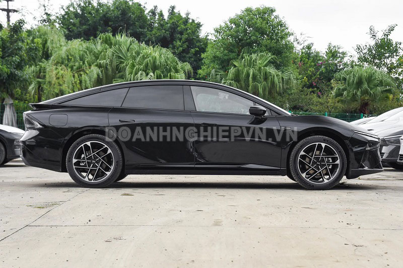 Xe sedan công suất 313 mã lực, nội thất sang chảnh, giá rẻ hơn Toyota Camry