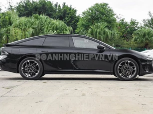 Xe sedan công suất 313 mã lực, nội thất sang chảnh, giá rẻ hơn Toyota Camry
