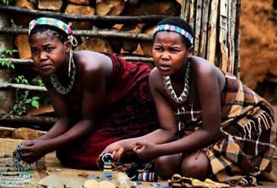 Bộ lạc nguyên thủy nhất thế giới, nơi phụ nữ cả đời không tắm bằng nước 1 lần nào