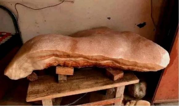 Ông lão lên núi nhặt được một tảng 'đá thịt lợn' lớn, có người ra giá hơn 350 triệu không bán, kết quả thẩm định 'báu vật' này là gì?