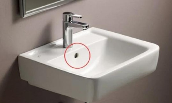 Tại sao ở bồn rửa mặt thường có một lỗ tròn nhỏ, công dụng thực tế là gì?