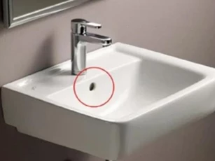 Tại sao ở bồn rửa mặt thường có một lỗ tròn nhỏ, công dụng thực tế là gì?