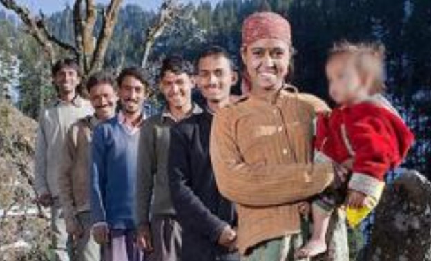 Cô gái 20 tuổi gốc Ấn Độ lấy cùng lúc 5 anh em: Gia đình một vợ và 5 chồng, 6 người hiện nay ra sao?