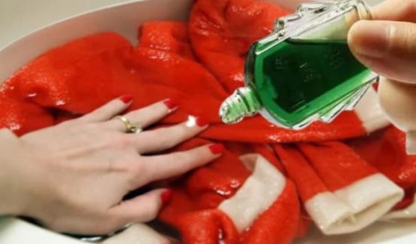 Nhỏ một giọt dầu gió vào quần áo lúc đang ngâm, công dụng bất ngờ mà không loại bột giặt nào có được