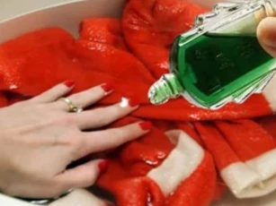 Nhỏ một giọt dầu gió vào quần áo lúc đang ngâm, công dụng bất ngờ mà không loại bột giặt nào có được