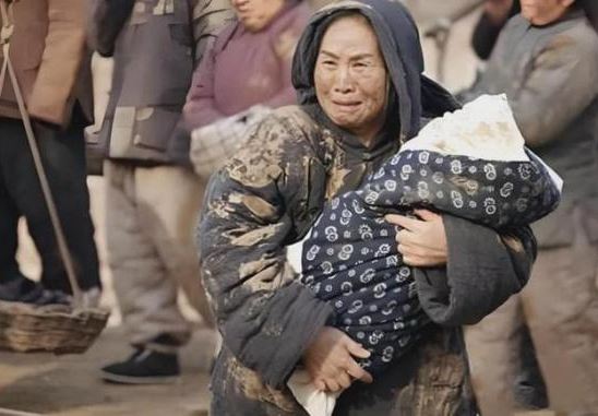 Thời xưa có nạn đói phải ăn rễ cỏ, nhai vỏ cây, nhưng tôm cá dưới sông đầy tại sao không ăn?
