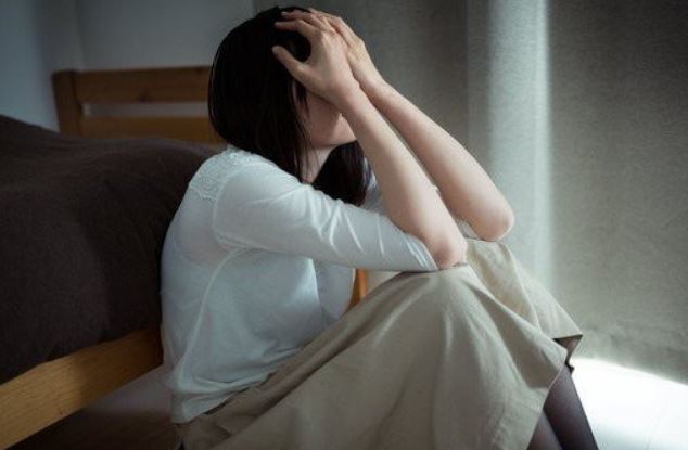 10 triệu mỗi tháng gửi về chăm bố mẹ chồng, nhưng ngày về thăm quê, nhìn mâm cơm nghèo nàn, tôi lặng người