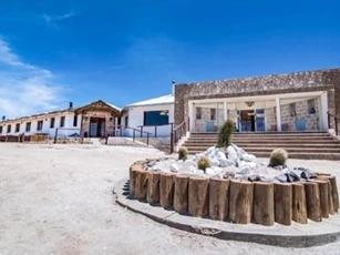 Khách sạn làm bằng muối duy nhất trên thế giới không ngại nắng mưa nhưng không thể chấp nhận hành vi này của du khách