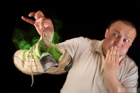 Giày của bạn vẫn còn mùi hôi sau khi giặt? Chỉ cần rắc một ít thứ này lên và mùi hôi sẽ biến mất ngay lập tức