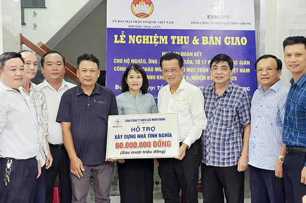 Tổng giám đốc EVNCPC Ngô Tấn Cư trao nhà tình nghĩa cho các hộ nghèo, gia đình chính sách tại miền Trung - Tây Nguyên.