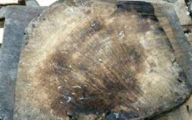 Dọn đồ đạc của ông nội và đào ra chiếc 'thớt cổ' hàng trăm năm tuổi, sau khi được chuyên gia thẩm định, chàng trai trở nên giàu có chỉ sau một đêm