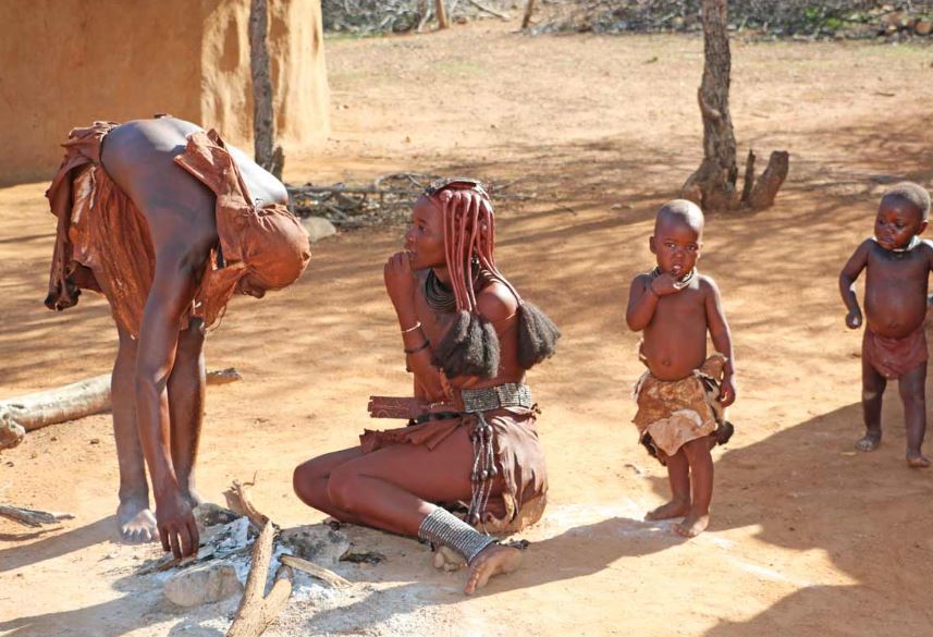 Kỳ lạ bộ lạc chồng nhường phòng cho khách qua đêm với vợ, bản thân ra ngoài ngủ