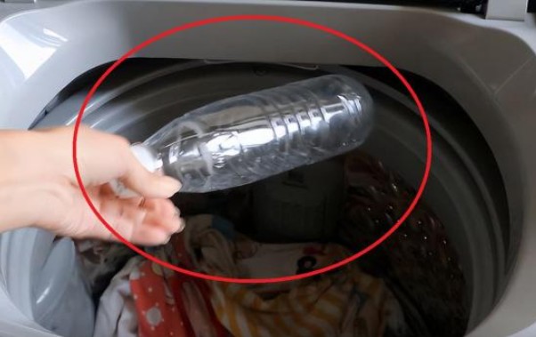 Mẹo vặt: Ném hai chai nước vào máy giặt vừa tăng độ sạch còn giúp giảm hao mòn quần áo
