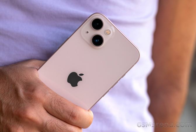 Chưa đầy 13 triệu đồng, iPhone 13 giảm phá đáy, siêu ngon bổ rẻ, thua kém iPhone 16 không nhiều