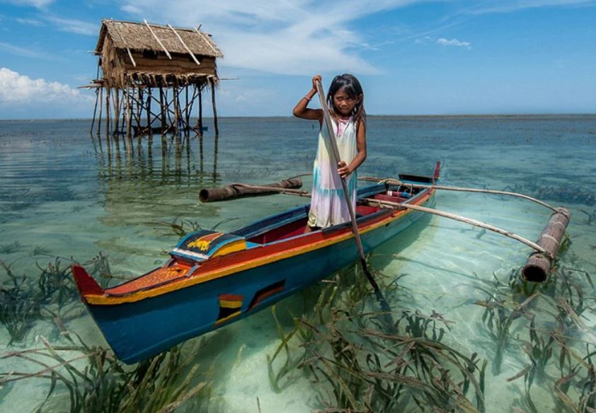 Giải mã bí ẩn bộ lạc chọc thủng màng nhĩ trẻ em để thành 'người cá'