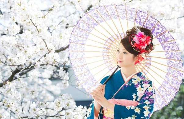 Phụ nữ Nhật Bản thời xưa mặc kimono kín cổng cao tường nhưng lại không mặc đồ lót? Một người phụ nữ Nhật chia sẻ sự thật