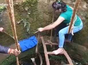 CLIP: Người phụ nữ can đảm trèo xuống giếng giải cứu rắn hổ mang cực độc