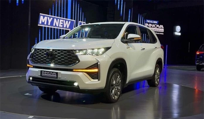 Dân tình ùn ùn tậu Toyota Innova Hycross giá chỉ 556 triệu đồng, trang bị ăn đứt Mitsubishi Xpander ảnh 1