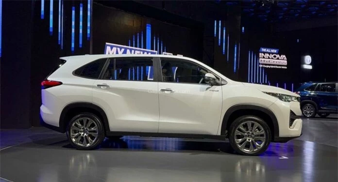 Dân tình ùn ùn tậu Toyota Innova Hycross giá chỉ 556 triệu đồng, trang bị ăn đứt Mitsubishi Xpander ảnh 2