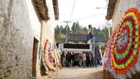 Cổ nhân nói: “Thà mượn nhà để làm tang còn hơn cho mượn nhà để lấy chồng” nghĩa là gì?