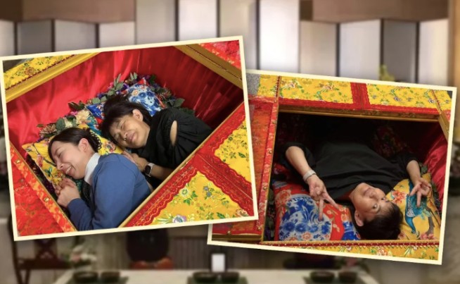 Kỳ dị dịch vụ ‘dùng thử quan tài’, du khách nườm nượp kéo nhau đến trải nghiệm