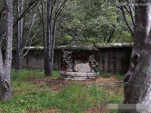 Sự khác biệt giữa những người thường xuyên đến thăm mộ và những người không đến là gì?